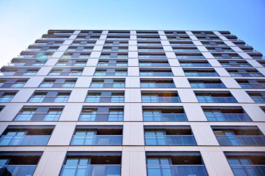 Yeni konut binasının ön cephesi. Çağdaş apartman. Genel konut mimarisi.