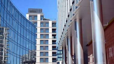 Soyut mimari, modern şehir geometrisinin bir parçası. Çelik ve camdan duvarlar. 