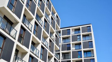 Yeni konut binasının ön cephesi. Çağdaş apartman. Genel konut mimarisi.