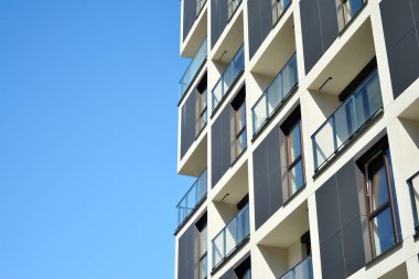 Yeni konut binasının ön cephesi. Çağdaş apartman. Genel konut mimarisi.