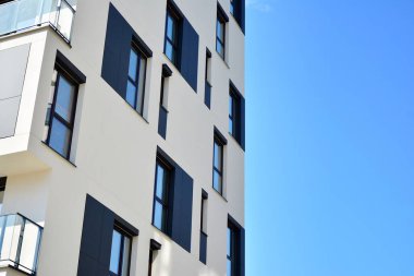 Yeni konut binasının ön cephesi. Çağdaş apartman. Genel konut mimarisi.
