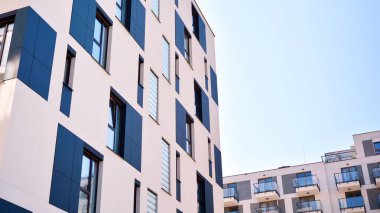 Yeni konut binasının ön cephesi. Çağdaş apartman. Genel konut mimarisi.