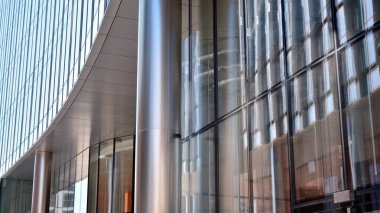 Soyut mimari, modern şehir geometrisinin bir parçası. Çelik ve camdan duvarlar. 