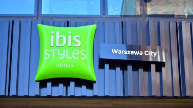Varşova, Polonya. 19 Nisan 2020. Ibis Styles Otelleri 'ni imzalayın. Şirket tabela Ibis Styles Otelleri.