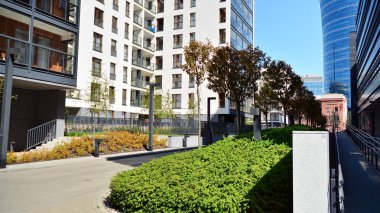 Varşova, Polonya. 19 Nisan 2020. Güneşli bir günde, Wola bölgesinde, gökyüzü mavi olan modern bir apartman. Modern bir apartman cephesi.