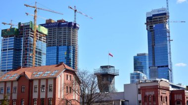 Varşova, Polonya. 19 Nisan 2020. Daszynski kavşağında. Varşova şehir merkezindeki finans bölgesinde yeni gökdelenler. Yeni binalar inşa ediliyor.