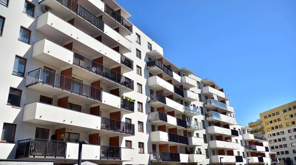 Fassade Eines Neuen Wohnhauses Zeitgenössisches Mehrfamilienhaus Generische Wohnarchitektur — Stockfoto