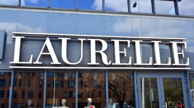 Varşova, Polonya. 20 Nisan 2020. Laurelle imzala. Şirket tabelası Laurelle. 