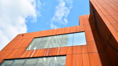 Modern şehrin cam ve çelik cephelerinin soyut yansıması. Modern ofis binası detayları, cam ve çelik yüzey. 