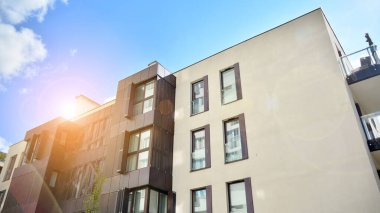 Modern ve yeni apartman. Çok katlı, modern, yeni ve şık apartmanlar..