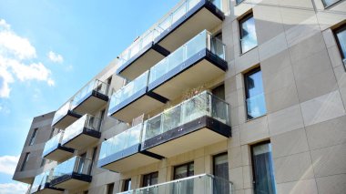 Modern ve yeni apartman. Çok katlı, modern, yeni ve şık apartmanlar..