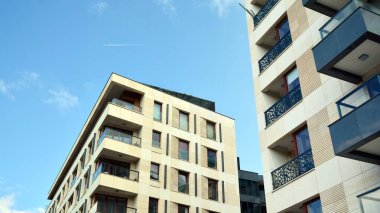 Modern ve yeni apartman. Çok katlı, modern, yeni ve şık apartmanlar..