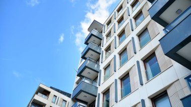 Modern ve yeni apartman. Çok katlı, modern, yeni ve şık apartmanlar..