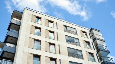 Modern ve yeni apartman. Çok katlı, modern, yeni ve şık apartmanlar..