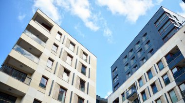 Modern ve yeni apartman. Çok katlı, modern, yeni ve şık apartmanlar..