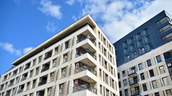 Modern ve yeni apartman. Çok katlı, modern, yeni ve şık apartmanlar..