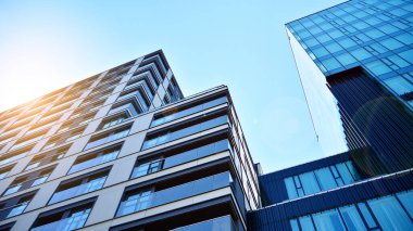 Modern ve yeni apartman. Çok katlı, modern, yeni ve şık apartmanlar..