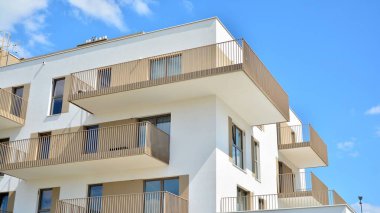 Yeni konut binasının ön cephesi. Çağdaş apartman. Genel konut mimarisi.