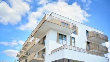 Yeni konut binasının ön cephesi. Çağdaş apartman. Genel konut mimarisi.