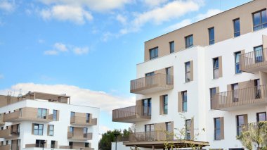 Yeni konut binasının ön cephesi. Çağdaş apartman. Genel konut mimarisi.