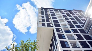 Yeni konut binasının ön cephesi. Çağdaş apartman. Genel konut mimarisi.