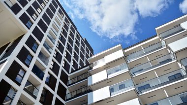 Yeni konut binasının ön cephesi. Çağdaş apartman. Genel konut mimarisi.