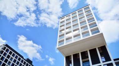 Yeni konut binasının ön cephesi. Çağdaş apartman. Genel konut mimarisi.
