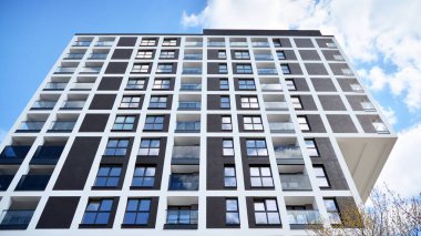 Yeni konut binasının ön cephesi. Çağdaş apartman. Genel konut mimarisi.