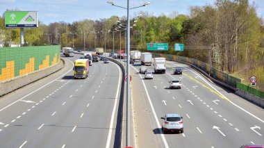 Varşova, Polonya. 21 Nisan 2020. S8 otoyolundaki gündüz trafiği yukarıdan görülüyor. Polonya 'nın en işlek otobanlarından biri..