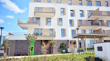 Varşova, Polonya. 21 Nisan 2020. Güneşli bir günde, Bemowo bölgesinde, mavi gökyüzü olan modern bir apartman. Modern bir apartman cephesi.