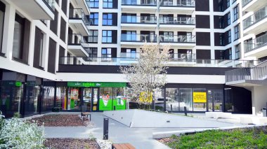 Varşova, Polonya. 21 Nisan 2020. Güneşli bir günde, Bemowo bölgesinde, mavi gökyüzü olan modern bir apartman. Modern bir apartman cephesi.