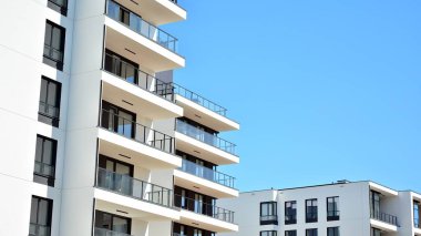 Modern apartman binası büyük pencereli ve modern cepheli..