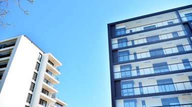 Modern apartman binası büyük pencereli ve modern cepheli..