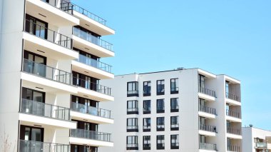 Modern apartman binası büyük pencereli ve modern cepheli..