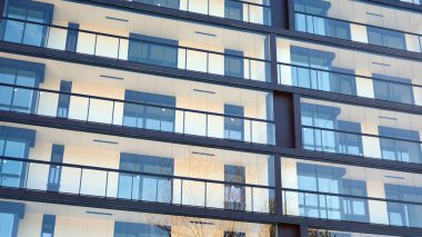 Modern apartman binası büyük pencereli ve modern cepheli..