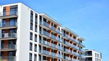 Modern apartman binası büyük pencereli ve modern cepheli..