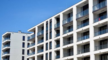 Modern apartman binası büyük pencereli ve modern cepheli..