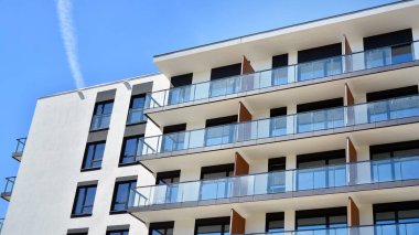 Modern apartman binası büyük pencereli ve modern cepheli..