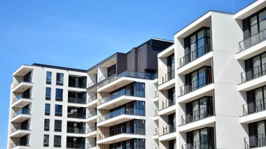 Modern apartman binası büyük pencereli ve modern cepheli..