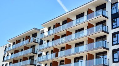 Modern apartman binası büyük pencereli ve modern cepheli..