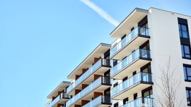 Modern apartman binası büyük pencereli ve modern cepheli..