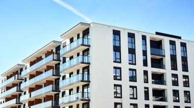 Modern apartman binası büyük pencereli ve modern cepheli..