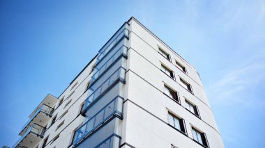 Modern apartman binası büyük pencereli ve modern cepheli..