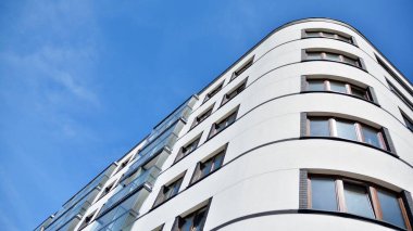 Modern apartman binası büyük pencereli ve modern cepheli..