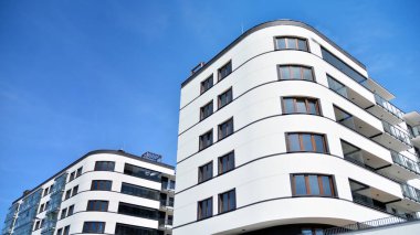 Modern apartman binası büyük pencereli ve modern cepheli..
