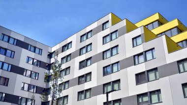 Modern apartman binası büyük pencereli ve modern cepheli..