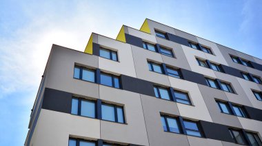 Modern apartman binası büyük pencereli ve modern cepheli..