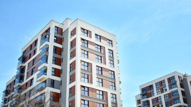 Modern apartman binası büyük pencereli ve modern cepheli..
