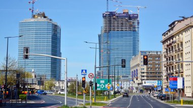 Varşova, Polonya. 23 Nisan 2020. Daszynski kavşağında. Varşova şehir merkezindeki finans bölgesinde yeni gökdelenler. Yeni binalar inşa ediliyor.
