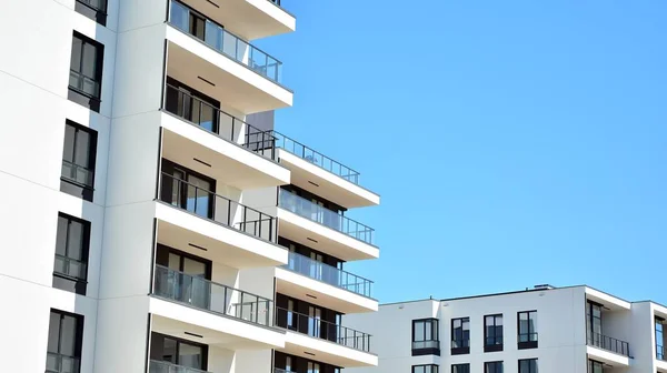 Modern Flatgebouw Met Grote Ramen Moderne Gevel — Stockfoto